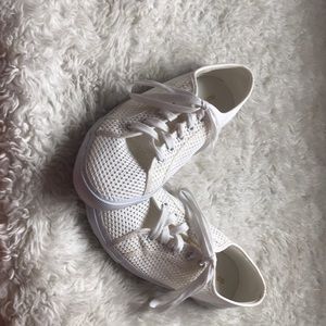 I’m selling sneakers from OLD NAVY for woman